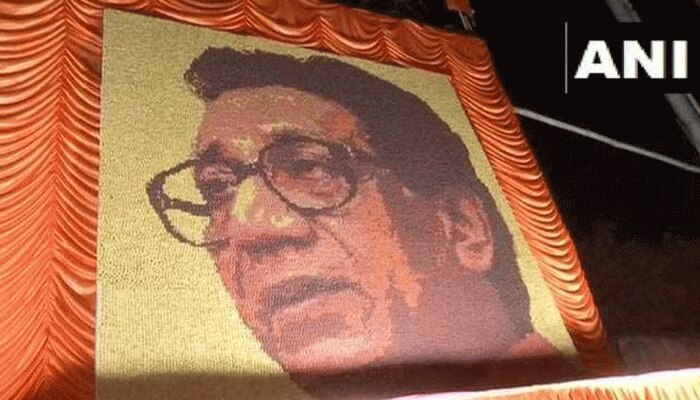 बाला साहेब के जन्मदिन पर शिवसेना समर्थकों ने दी श्रद्धांजलि, 33 हजार रुद्राक्ष से बनाया पोर्ट्रेट बाला साहेब के जन्मदिन पर शिवसेना समर्थकों ने दी श्रद्धांजलि, 33 हजार रुद्राक्ष से बनाया पोर्ट्रेट