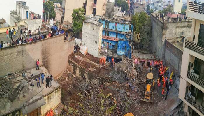 गुरुग्राम: निर्माणाधीन चार मंजिला इमारत ढही, 6 लोगों की मौत गुरुग्राम: निर्माणाधीन चार मंजिला इमारत ढही, 6 लोगों की मौत