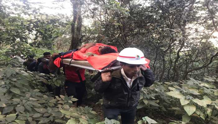 सेल्फी लेने के लिए निकाला मोबाइल, बगल में थी 200 फीट की खाई और अचानक... सेल्फी लेने के लिए निकाला मोबाइल, बगल में थी 200 फीट की खाई और अचानक...