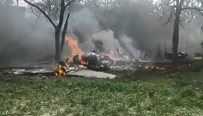 यूपी: कुशीनगर में जगुआर लड़ाकू विमान क्रैश, पायलट की सूझबूझ से टला बड़ा हादसा यूपी: कुशीनगर में जगुआर लड़ाकू विमान क्रैश, पायलट की सूझबूझ से टला बड़ा हादसा