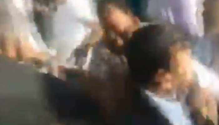 राजस्थान के जालोर में कांग्रेस कार्यकर्ताओं में जमकर मारपीट, देखें Viral Video राजस्थान के जालोर में कांग्रेस कार्यकर्ताओं में जमकर मारपीट, देखें Viral Video
