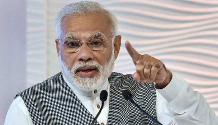 सूरत: जब PM मोदी ने एक कैमरामैन के बेहोश होने पर रोक दिया भाषण, देखें VIDEO सूरत: जब PM मोदी ने एक कैमरामैन के बेहोश होने पर रोक दिया भाषण, देखें VIDEO