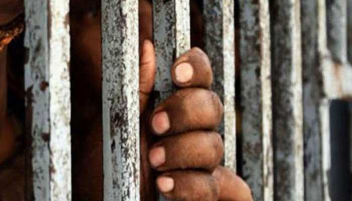 रायपुरः कपड़ा व्यापारी की हत्या के मामले में 12 लोगों को उम्रकैद की सजा रायपुरः कपड़ा व्यापारी की हत्या के मामले में 12 लोगों को उम्रकैद की सजा