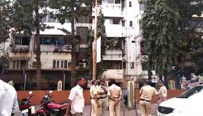 फ्लैट से आ रही थी जलने की गंध, गेट खोला तो खून से सनी मिलीं मां-बेटी की लाशें फ्लैट से आ रही थी जलने की गंध, गेट खोला तो खून से सनी मिलीं मां-बेटी की लाशें