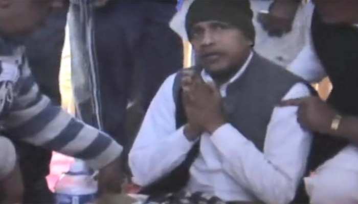 खाली कुर्सियां देख केजरीवाल ने रद्द किया कार्यक्रम, फूट-फूटकर रोया आयोजक और बैठ गया धरने पर खाली कुर्सियां देख केजरीवाल ने रद्द किया कार्यक्रम, फूट-फूटकर रोया आयोजक और बैठ गया धरने पर