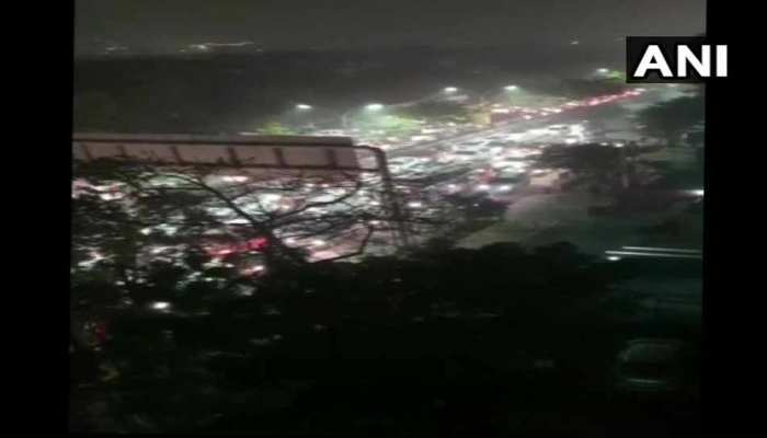 किसानों के प्रदर्शन से लगा DND फ्लाइओवर पर भारी जाम, पुलिस ने डायवर्ट किया ट्रैफिक किसानों के प्रदर्शन से लगा DND फ्लाइओवर पर भारी जाम, पुलिस ने डायवर्ट किया ट्रैफिक