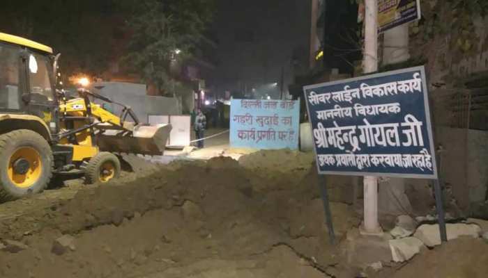 दिल्ली: जल बोर्ड करा रहा था खुदाई, मिट्टी धंसने से एक मजदूर की मौत, एक की हालत गंभीर दिल्ली: जल बोर्ड करा रहा था खुदाई, मिट्टी धंसने से एक मजदूर की मौत, एक की हालत गंभीर