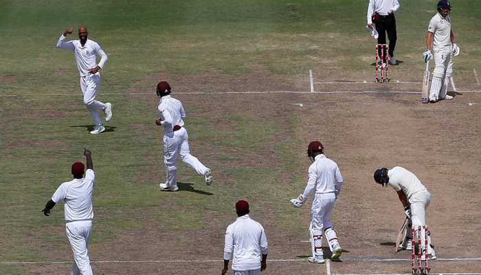 WIvsENG: मां के निधन के बाद भी मैदान पर उतरा विंडीज का खिलाड़ी, क्रिकेट जगत ने किया सलाम WIvsENG: मां के निधन के बाद भी मैदान पर उतरा विंडीज का खिलाड़ी, क्रिकेट जगत ने किया सलाम