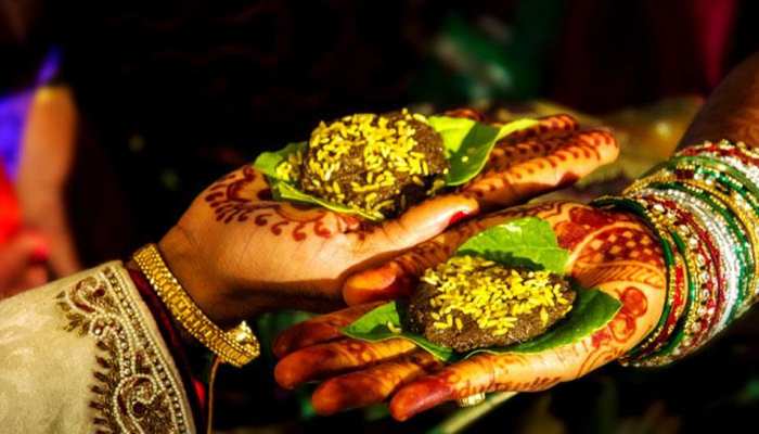 डिप्टी कलेक्टर ने रचाई अनोखी शादी, संविधान को साक्षी मानकर दोस्त को बनाया जीवनसाथी डिप्टी कलेक्टर ने रचाई अनोखी शादी, संविधान को साक्षी मानकर दोस्त को बनाया जीवनसाथी