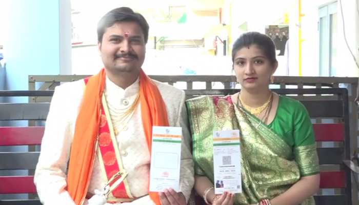 इस कपल ने आधार कार्ड की तरह छपवाया Wedding Card, समाज को दिया यह मैसेज इस कपल ने आधार कार्ड की तरह छपवाया Wedding Card, समाज को दिया यह मैसेज