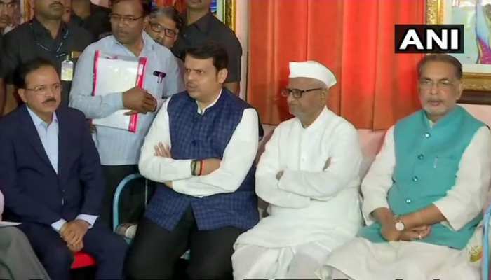 महाराष्ट्र के मुख्यमंत्री, केंद्रीय मंत्रियों ने कि अन्ना हजारे से मुलाकात, अनशन तोड़ने की अपील महाराष्ट्र के मुख्यमंत्री, केंद्रीय मंत्रियों ने कि अन्ना हजारे से मुलाकात, अनशन तोड़ने की अपील