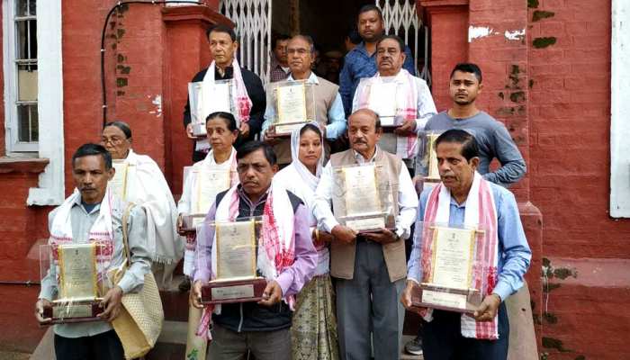 असम आंदोलन में शहीद हुए 22 लोगों के परिजनों ने लौटाया सम्मान, 70 संगठनों के नेता राहुल गांधी से भी मिले असम आंदोलन में शहीद हुए 22 लोगों के परिजनों ने लौटाया सम्मान, 70 संगठनों के नेता राहुल गांधी से भी मिले
