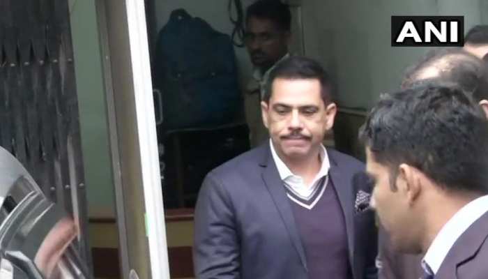 ब्रेक के बाद फिर ED ऑफिस पहुंचे रॉबर्ट वाड्रा, पूछताछ जारी ब्रेक के बाद फिर ED ऑफिस पहुंचे रॉबर्ट वाड्रा, पूछताछ जारी