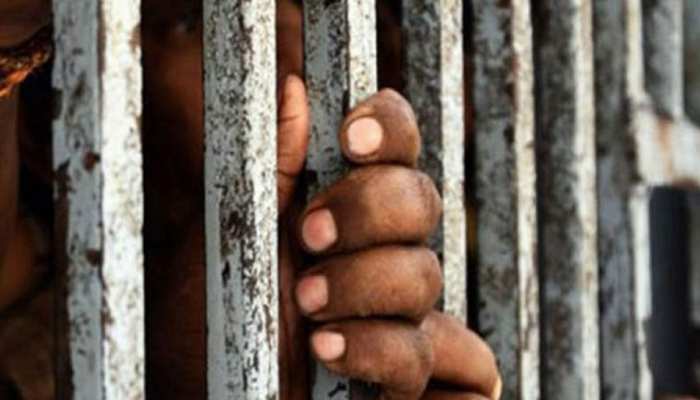 चुरू: हिरासत में मौत के मामले में चार पुलिस कर्मी निलंबित चुरू: हिरासत में मौत के मामले में चार पुलिस कर्मी निलंबित