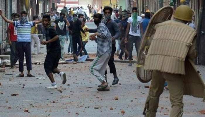 पाकिस्तान की बड़ी करतूत, कश्मीरी युवाओं को सोशल मीडिया के जरिये बना रहा आतंकी पाकिस्तान की बड़ी करतूत, कश्मीरी युवाओं को सोशल मीडिया के जरिये बना रहा आतंकी