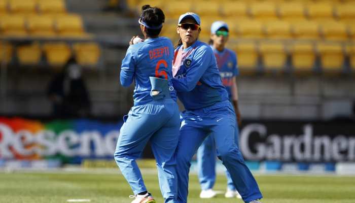 INDvsNZ: बल्लेबाजों का शर्मनाक प्रदर्शन, भारतीय महिला टीम दूसरा टी20 और सीरीज हारी INDvsNZ: बल्लेबाजों का शर्मनाक प्रदर्शन, भारतीय महिला टीम दूसरा टी20 और सीरीज हारी