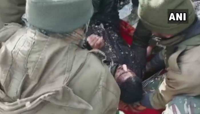 J&K: हिमस्खलन के बाद चौकी में फंसे 3 पुलिसकर्मी बचाए गए, 7 अब भी लापता J&K: हिमस्खलन के बाद चौकी में फंसे 3 पुलिसकर्मी बचाए गए, 7 अब भी लापता