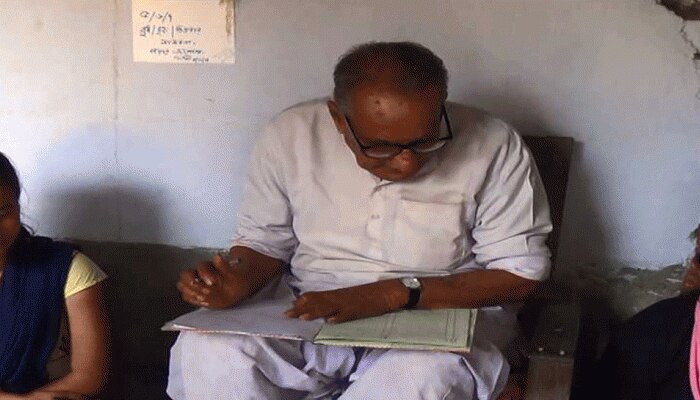 पं.बंगालः महंगाई के इस दौर में सिर्फ 1 रुपये में पूरे साल बच्चों को पढ़ाता है ये शख्स पं.बंगालः महंगाई के इस दौर में सिर्फ 1 रुपये में पूरे साल बच्चों को पढ़ाता है ये शख्स