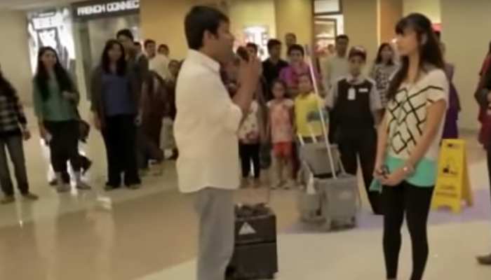 VIRAL VIDEO: शॉपिंग मॉल में लड़के ने लड़की को खुलेआम किया प्रपोज, मिला ये जवाब... VIRAL VIDEO: शॉपिंग मॉल में लड़के ने लड़की को खुलेआम किया प्रपोज, मिला ये जवाब...