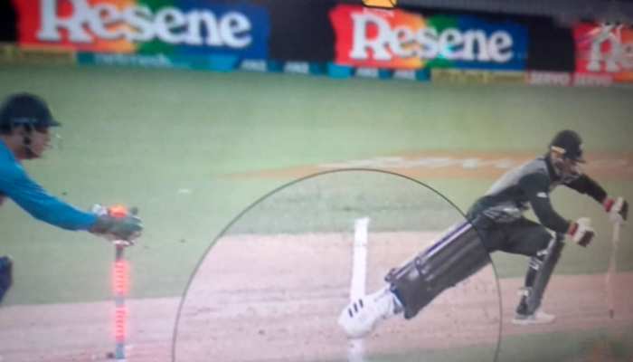 INDvsNZ: विकेट के लिए जूझ रही टीम इंडिया को धोनी ने यूं दिलाई राहत की सांस INDvsNZ: विकेट के लिए जूझ रही टीम इंडिया को धोनी ने यूं दिलाई राहत की सांस