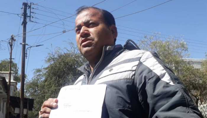 खुद को जिंदा साबित करने के लिए 3 साल से भटक रहा है शख्स, सरकारी कागजों में हो चुका है 'स्वर्गवासी' खुद को जिंदा साबित करने के लिए 3 साल से भटक रहा है शख्स, सरकारी कागजों में हो चुका है 'स्वर्गवासी'
