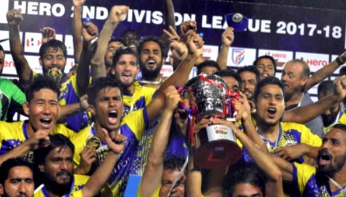 कश्मीर के युवाओं को फुटबॉल से जोड़ रहा है रियल कश्मीर एफसी, घाटी में खुशी का माहौल कश्मीर के युवाओं को फुटबॉल से जोड़ रहा है रियल कश्मीर एफसी, घाटी में खुशी का माहौल