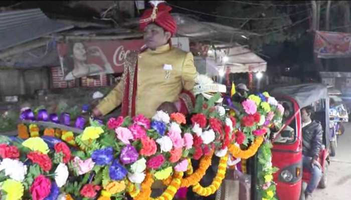 दरभंगा में दिखी अनोखी शादी, पर्यावरण संरक्षण का संदेश देने ई-रिक्शा से निकला दूल्हा दरभंगा में दिखी अनोखी शादी, पर्यावरण संरक्षण का संदेश देने ई-रिक्शा से निकला दूल्हा