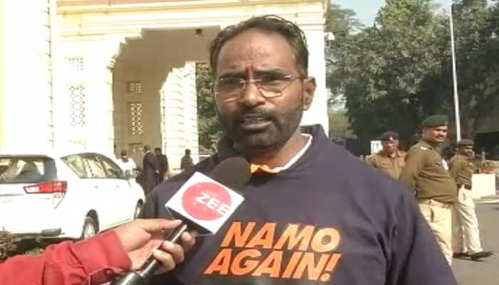 बिहार : बजट सत्र में शामिल होने 'NAMO AGAIN' टी-शर्ट पहनकर पहुंचे BJP एमएलसी बिहार : बजट सत्र में शामिल होने 'NAMO AGAIN' टी-शर्ट पहनकर पहुंचे BJP एमएलसी