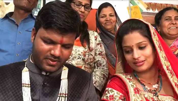 PM मोदी के दो फॉलोअर्स का ट्विटर पर परवान चढ़ा प्यार, श्रीलंका से आकर रचाई शादी PM मोदी के दो फॉलोअर्स का ट्विटर पर परवान चढ़ा प्यार, श्रीलंका से आकर रचाई शादी
