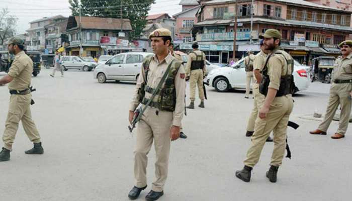 यात्रियों ने की 'भारत विरोधी' नारेबाजी, विरोध में जम्मू में छात्रों ने किया प्रदर्शन यात्रियों ने की 'भारत विरोधी' नारेबाजी, विरोध में जम्मू में छात्रों ने किया प्रदर्शन