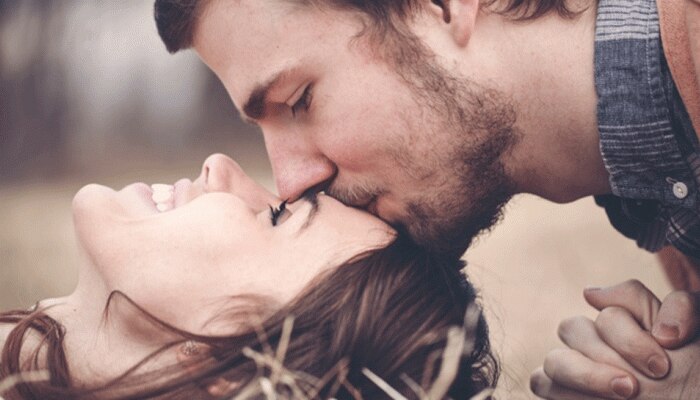 Kiss Day 2019: पार्टनर को किस करने से पहले जान लें ये बात, वरना... Kiss Day 2019: पार्टनर को किस करने से पहले जान लें ये बात, वरना...