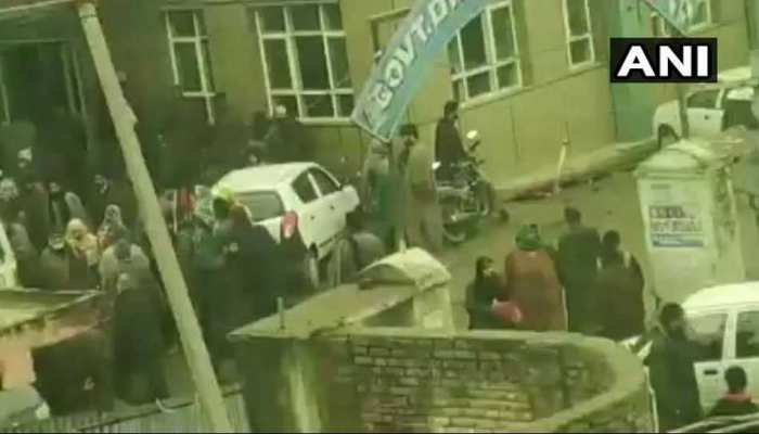 जम्मू-कश्मीर: पुलवामा के स्कूल में ब्लास्ट, 10 छात्र घायल जम्मू-कश्मीर: पुलवामा के स्कूल में ब्लास्ट, 10 छात्र घायल