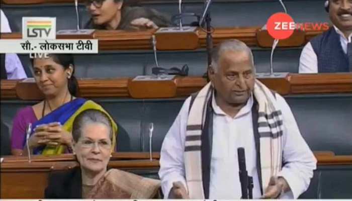 जब मुलायम ने की प्रधानमंत्री नरेंद्र मोदी की तारीफ तो साथ बैठी सोनिया गांधी मुस्कुरा दीं जब मुलायम ने की प्रधानमंत्री नरेंद्र मोदी की तारीफ तो साथ बैठी सोनिया गांधी मुस्कुरा दीं
