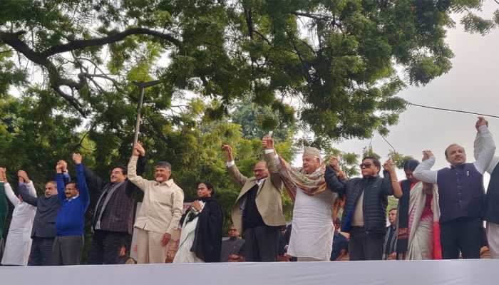 AAP की रैली में जुटा विपक्ष, ममता के आने से पहले लेफ्ट नेता मंच से उतरे AAP की रैली में जुटा विपक्ष, ममता के आने से पहले लेफ्ट नेता मंच से उतरे