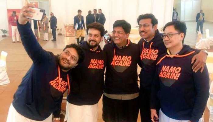 सूरत में 'नमो अगेन' की धूम, बिल बुक के बाद अब कुर्तियों की धूम सूरत में 'नमो अगेन' की धूम, बिल बुक के बाद अब कुर्तियों की धूम