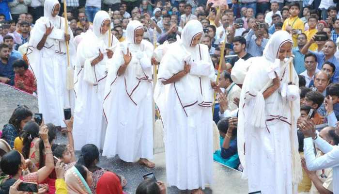 करोड़ों की संपत्ति छोड़ 8 लड़कियों ने ली दीक्षा, लग्जीरियस लाइफ से रहेंगी दूर करोड़ों की संपत्ति छोड़ 8 लड़कियों ने ली दीक्षा, लग्जीरियस लाइफ से रहेंगी दूर