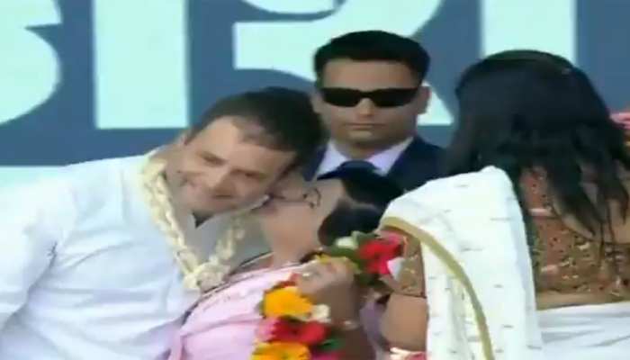 VIDEO: मंच पर खड़े थे राहुल गांधी, स्वागत के लिए आईं महिला कार्यकर्ता और भीड़ मे ले लिया चुंबन VIDEO: मंच पर खड़े थे राहुल गांधी, स्वागत के लिए आईं महिला कार्यकर्ता और भीड़ मे ले लिया चुंबन