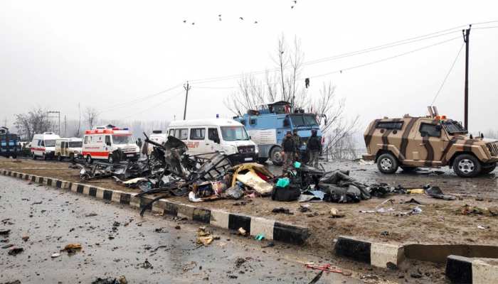 CRPF के काफिले में चलते हैं 1000 जवान, इस बार थे 2500 से ज्यादा, जानें क्या थी वजह CRPF के काफिले में चलते हैं 1000 जवान, इस बार थे 2500 से ज्यादा, जानें क्या थी वजह