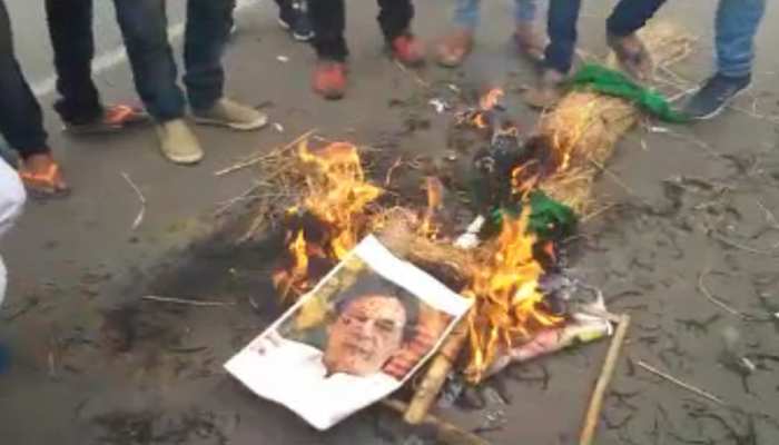 पुलवामा हमला : पटना में जलाया गया पाकिस्तानी PM का पुतला, सदन में भिड़ी BJP-RJD पुलवामा हमला : पटना में जलाया गया पाकिस्तानी PM का पुतला, सदन में भिड़ी BJP-RJD
