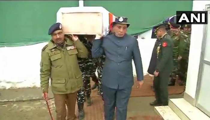 पुलवामा हमलाः श्रीनगर पहुंचे राजनाथ सिंह, शहीद जवानों के पार्थिव शरीर को कंधा देकर दी श्रद्धांजलि पुलवामा हमलाः श्रीनगर पहुंचे राजनाथ सिंह, शहीद जवानों के पार्थिव शरीर को कंधा देकर दी श्रद्धांजलि