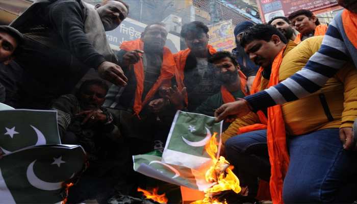 पुणे में दुकानदार ने पाकिस्तानी झंडे जलाने के लिए मुफ्त में दिए लाइटर पुणे में दुकानदार ने पाकिस्तानी झंडे जलाने के लिए मुफ्त में दिए लाइटर