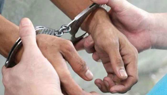 पुणे: शहीदों की श्रद्धांजलि सभा में जूनियर टिकट कलेक्टर ने लगाए 'देशविरोधी नारे', सस्पेंड पुणे: शहीदों की श्रद्धांजलि सभा में जूनियर टिकट कलेक्टर ने लगाए 'देशविरोधी नारे', सस्पेंड
