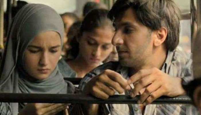 Box Office Collection: सिर चढ़कर बोला 'गली बॉय' का जादू, दूसरे दिन कमाए इतने करोड़ Box Office Collection: सिर चढ़कर बोला 'गली बॉय' का जादू, दूसरे दिन कमाए इतने करोड़