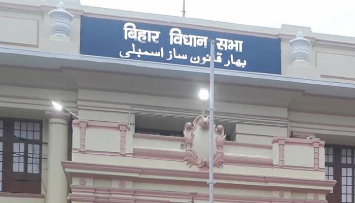 बिहार विधानसभा परिसर में कुत्तों का आतंक, 3 सुरक्षाकर्मियों को किया घायल बिहार विधानसभा परिसर में कुत्तों का आतंक, 3 सुरक्षाकर्मियों को किया घायल