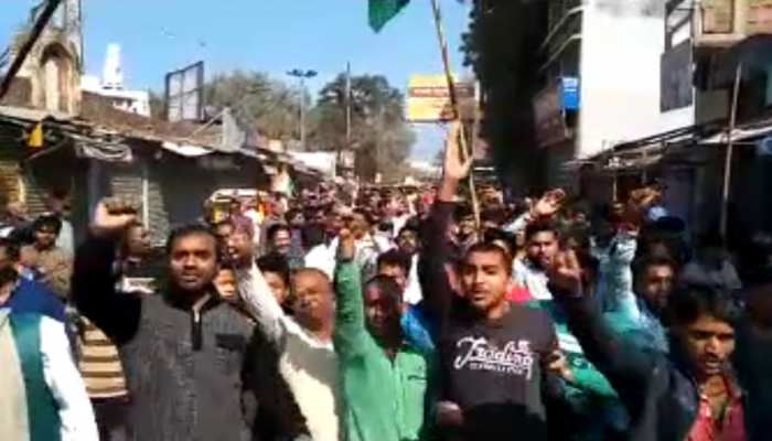 पुलवामा आतंकी हमले के विरोध में नवादा में दुकानें बंद, लगे 'पाकिस्तान मुर्दाबाद' के नारे पुलवामा आतंकी हमले के विरोध में नवादा में दुकानें बंद, लगे 'पाकिस्तान मुर्दाबाद' के नारे