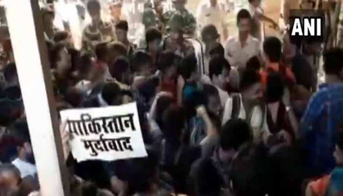महाराष्ट्र: पाकिस्तान मुर्दाबाद के नारे लगा रहे लोगों पर पुलिस ने बरसाई लाठियां, देखें VIDEO महाराष्ट्र: पाकिस्तान मुर्दाबाद के नारे लगा रहे लोगों पर पुलिस ने बरसाई लाठियां, देखें VIDEO