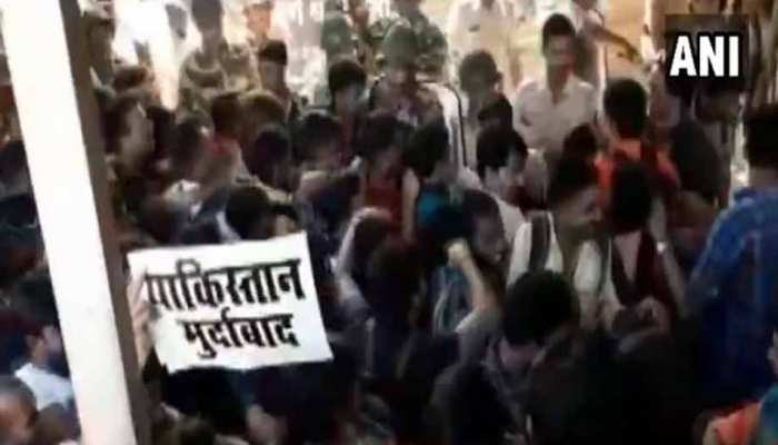 उज्जैनः पुलवामा आतंकी हमले से आक्रोशित जनता ने कहा, कराची और लाहोरी होटल का नाम बदलो उज्जैनः पुलवामा आतंकी हमले से आक्रोशित जनता ने कहा, कराची और लाहोरी होटल का नाम बदलो