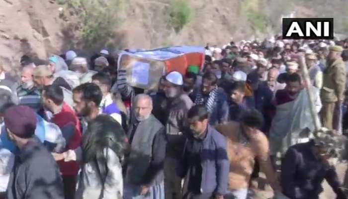 40 जांबाज शहीदों को देश आज दे रहा है अंतिम विदाई, सलामी देने उमड़ा जनसैलाब 40 जांबाज शहीदों को देश आज दे रहा है अंतिम विदाई, सलामी देने उमड़ा जनसैलाब