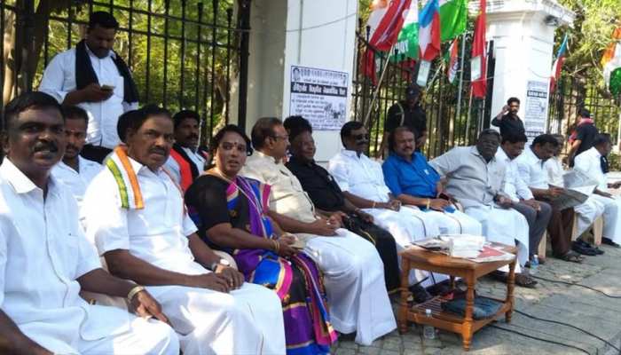 नारायणसामी का बेदी के खिलाफ धरना चौथे दिन भी जारी, केन्द्र को लिखा पत्र नारायणसामी का बेदी के खिलाफ धरना चौथे दिन भी जारी, केन्द्र को लिखा पत्र