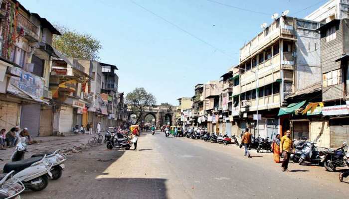 पूरे गुजरात में पुलवामा के शहीदों को दी गई श्रद्धांजलि, बंद रखी गई दुकानें पूरे गुजरात में पुलवामा के शहीदों को दी गई श्रद्धांजलि, बंद रखी गई दुकानें